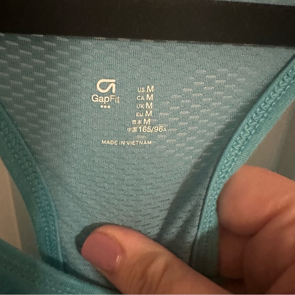 GAP Fit- Racer Back Top - Picture 2 of 5
